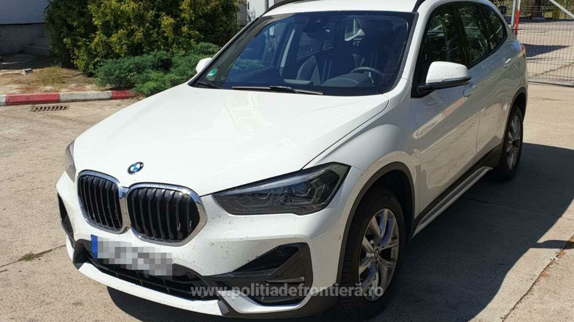 Un român a închiriat un BMW de 43.000 € și nu l-a mai dus înapoi. Ce au găsit polițiștii în rucsacul fiicei sale