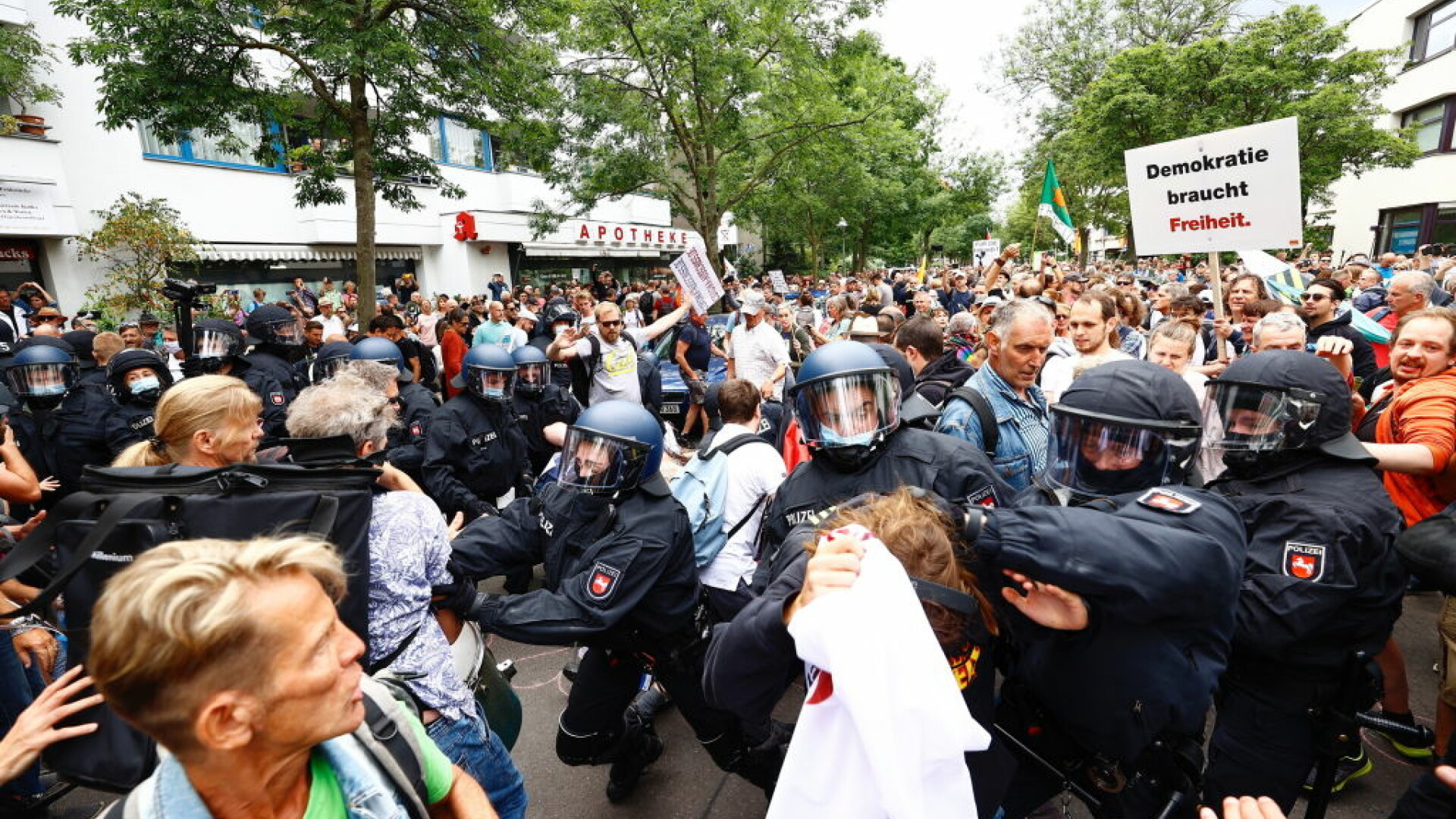 Confruntări cu poliția la Berlin, la manifestațiile împotriva restricțiilor. Protestatarii au „hărţuit şi atacat
