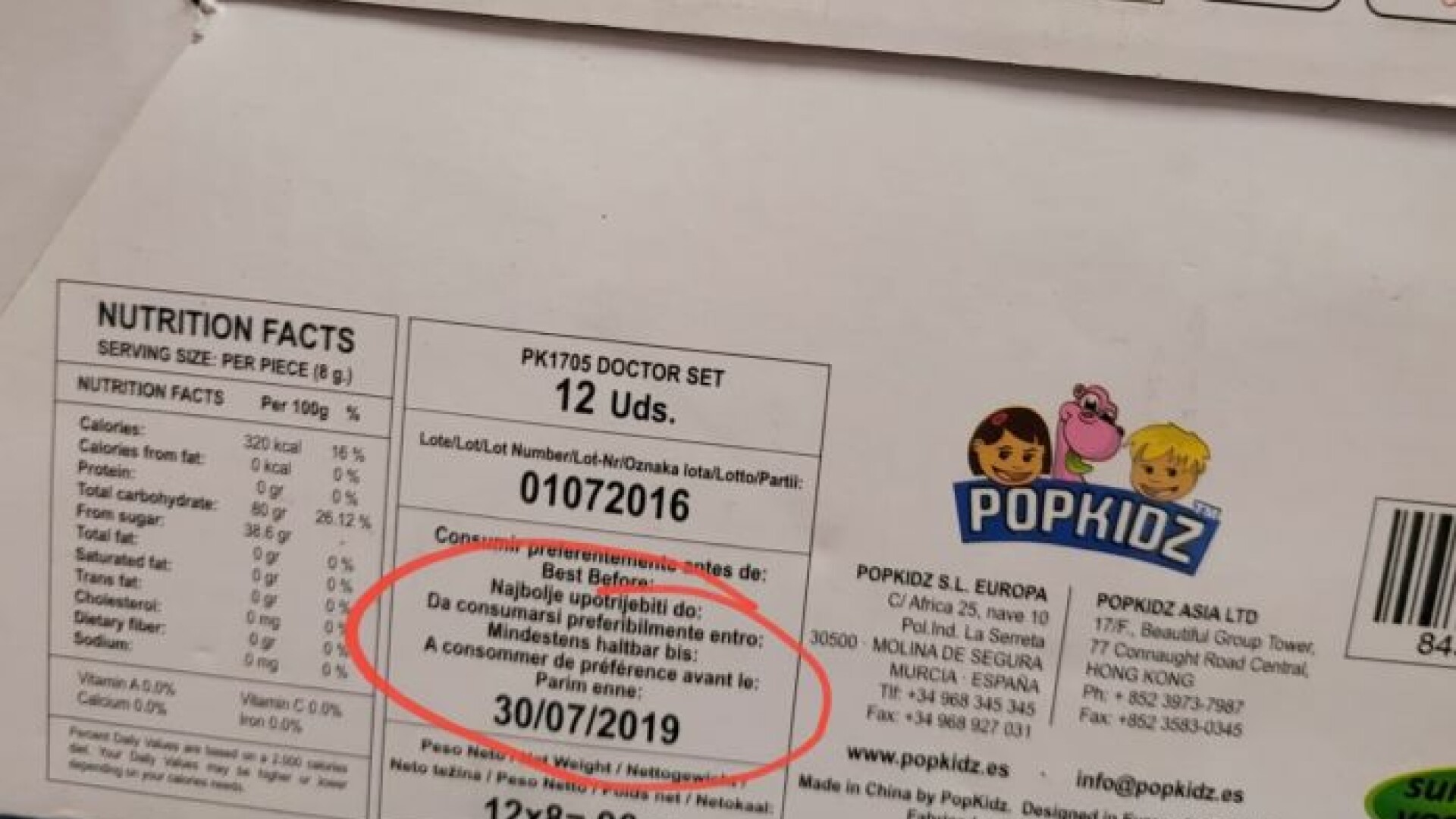 Dulciuri și sucuri pentru copii expirate de 2 ani și ținute la peste 40 de grade, descoperite într-un depozit din Reșița