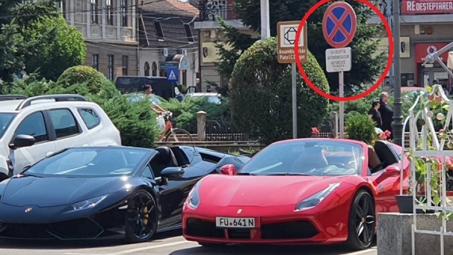 Locuri de parcare rezervate poliției din Lugoj, ocupate de două mașini de lux