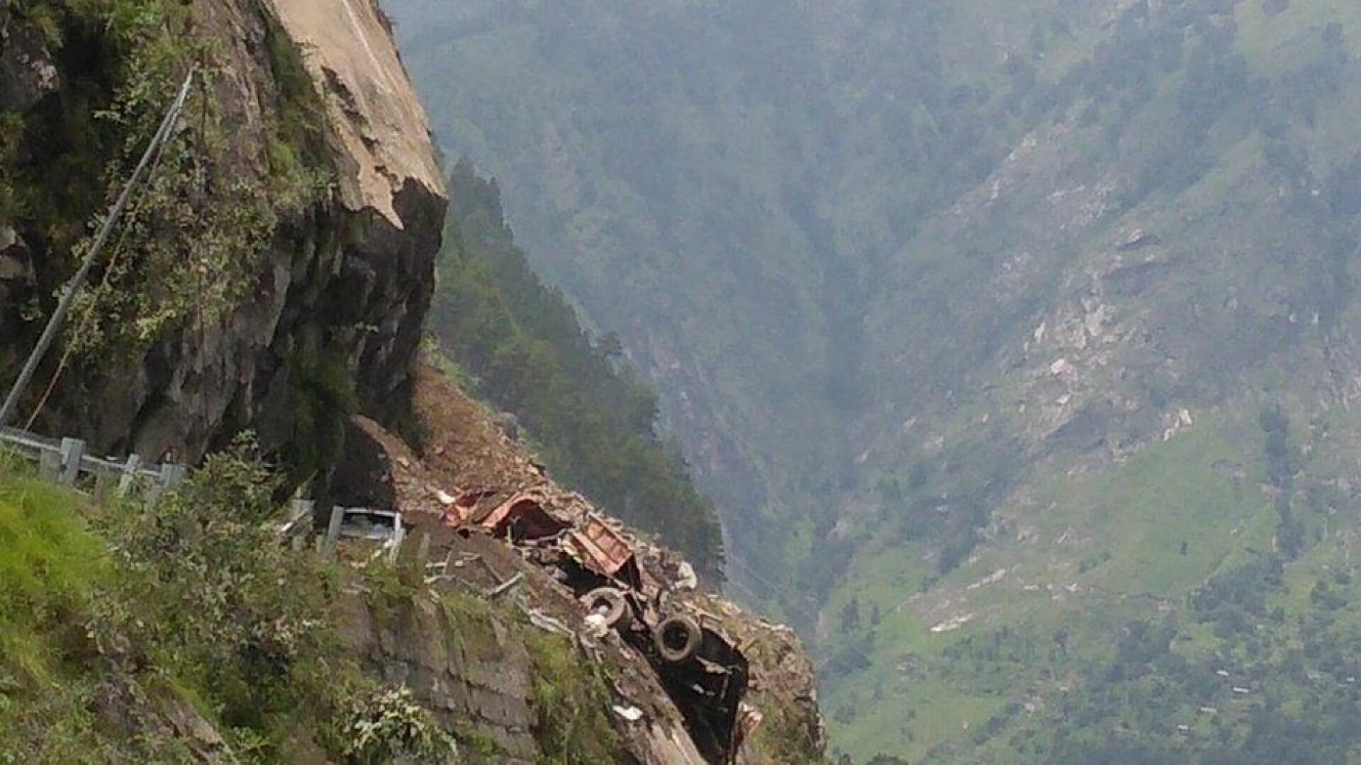 VIDEO. Zeci de oameni îngropați de vii, după o alunecare de teren produsă pe o autostradă din India