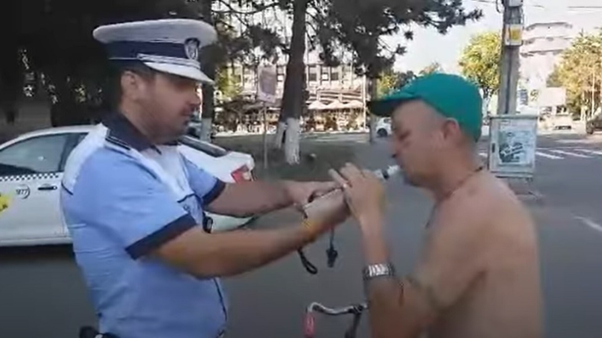 VIDEO. Un biciclist din Brăila, prins de polițiști prea beat ca să poată sufla în etilotest
