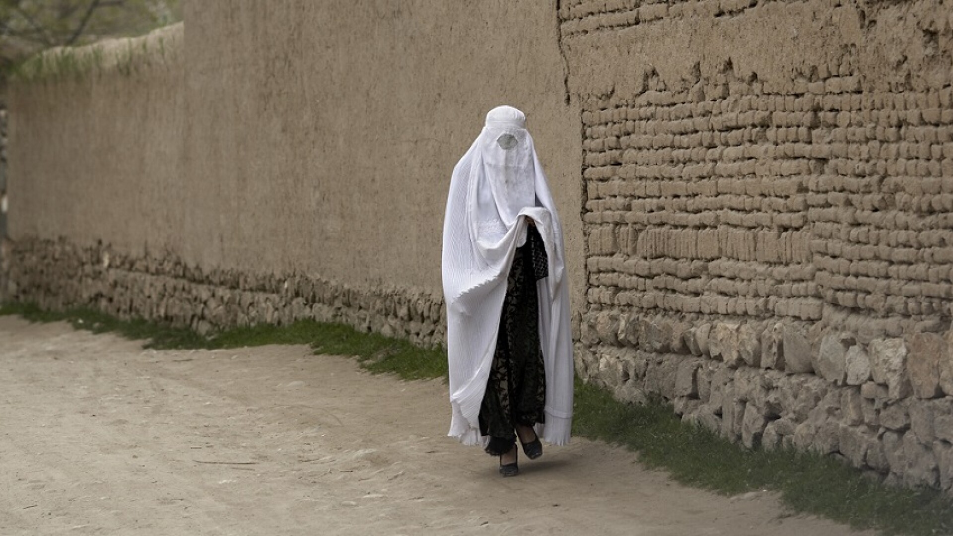 Afganistan: Talibanii le obligă pe femei să-și părăsească locurile de muncă