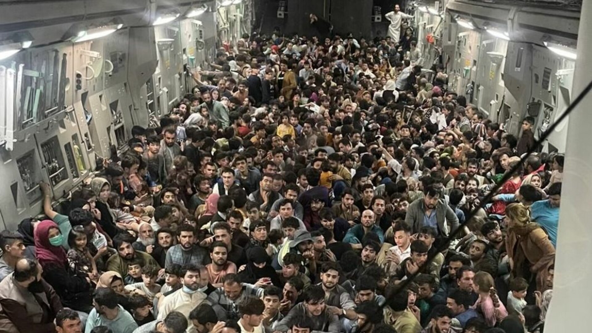 Imagine tulburătoare cu sute de refugiați afgani, înghesuiți pe podeaua unui cargo militar. Decizia inimoasă a echipajului