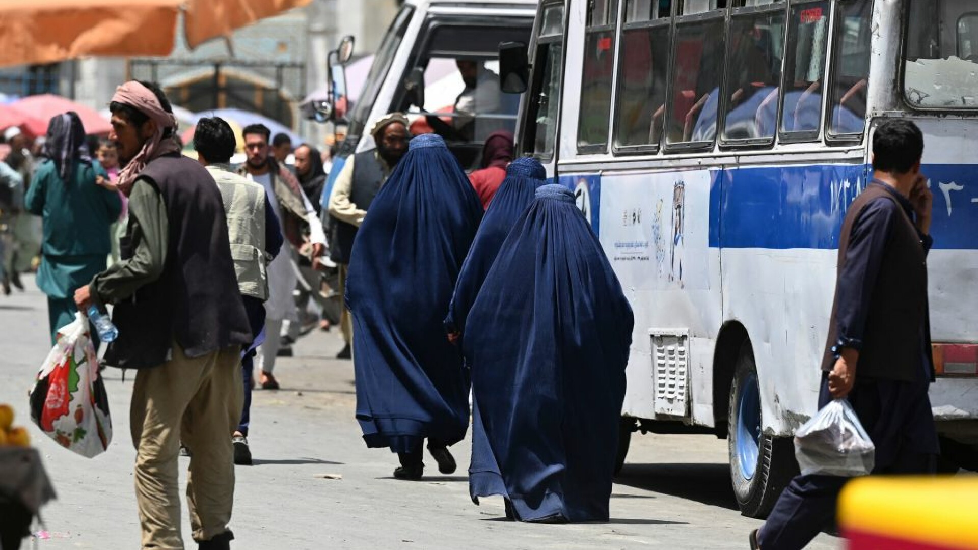 femei Afganistan stradă