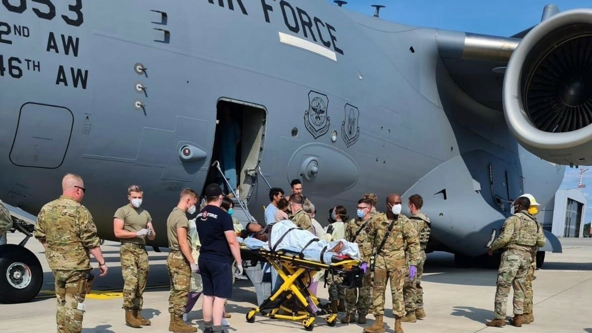 Un bebeluș afgan s-a născut la bordul unui avion american de evacuare. Numele surprinzător pe care l-a primit