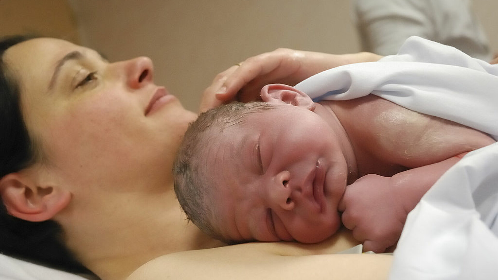 O mamă din Iași și nou-născutul ei, salvați după o operație la care au participat 10 doctori
