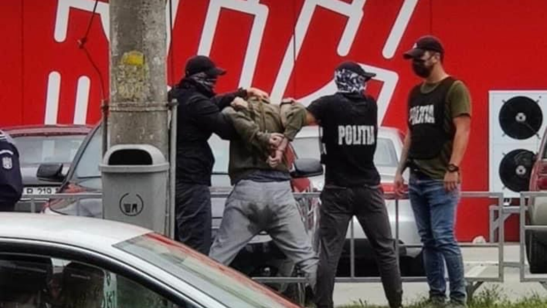 Un traficant de droguri s-a scăpat pe el când a fost încătușat de polițiști, în Cluj-Napoca