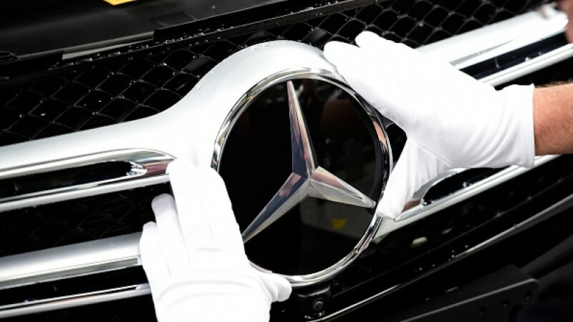 Mercedes-Benz investește în România 675 de milioane de lei, pentru piese destinate mașinilor electrice. Cât contribuie statul