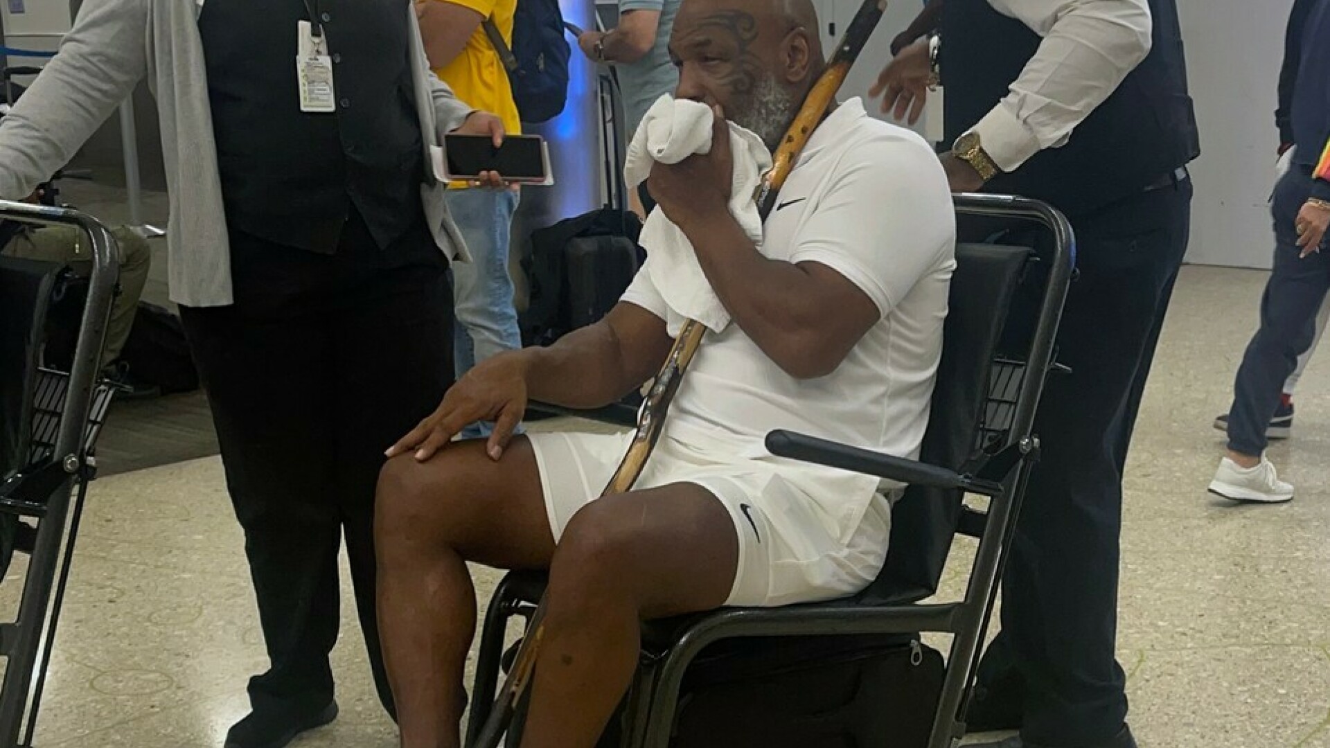Mike Tyson, în scaun cu rotile - 4