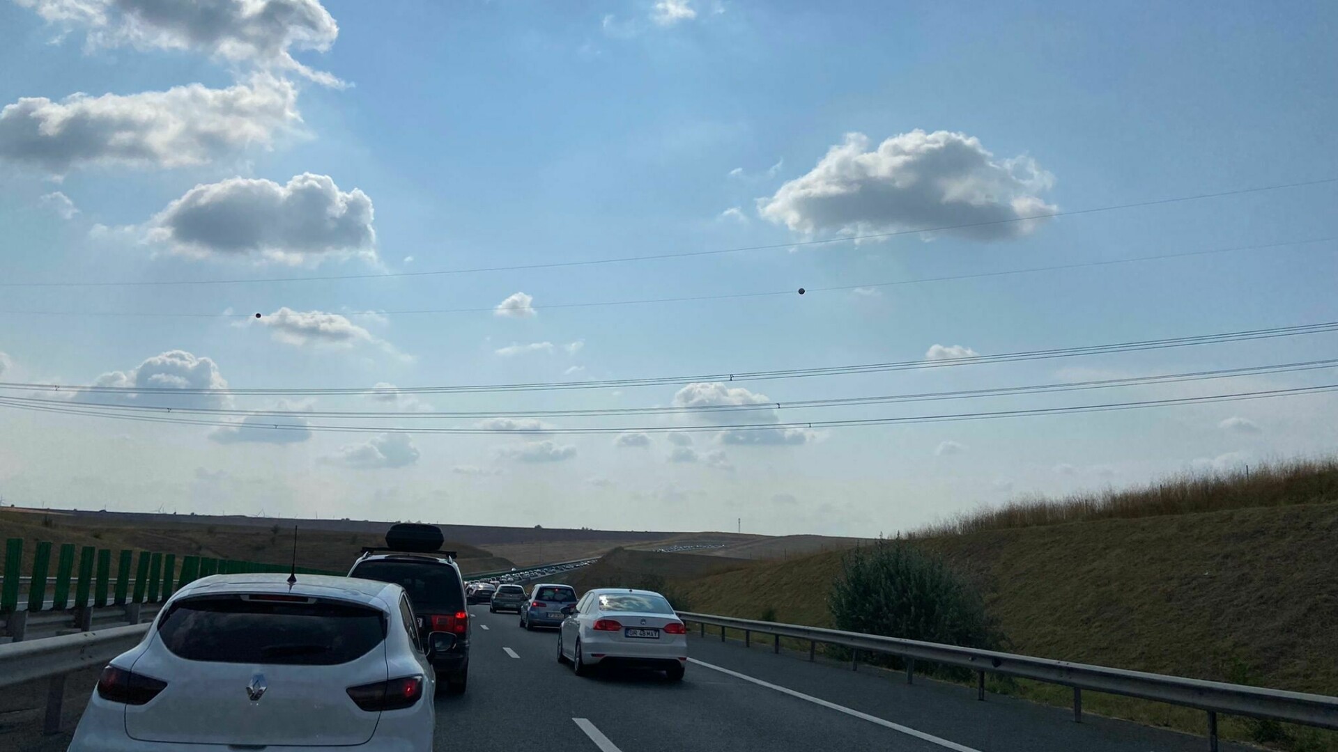 Accident cu cinci maşini pe A2, sensul Constanţa - Bucureşti. Traficul este îngreunat
