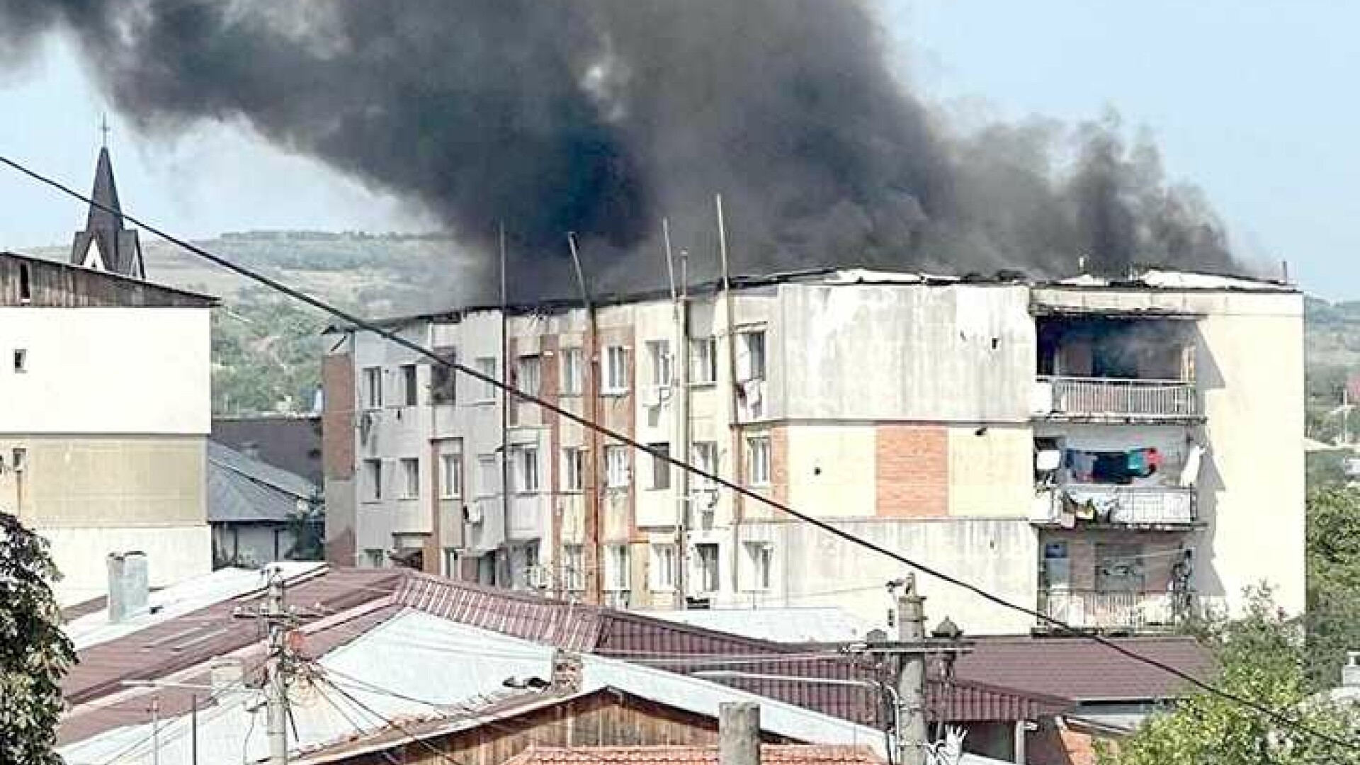 Pompierii au venit fără scară la incendiul de pe acoperișul unui bloc din Huși. Explicația oficială, halucinantă