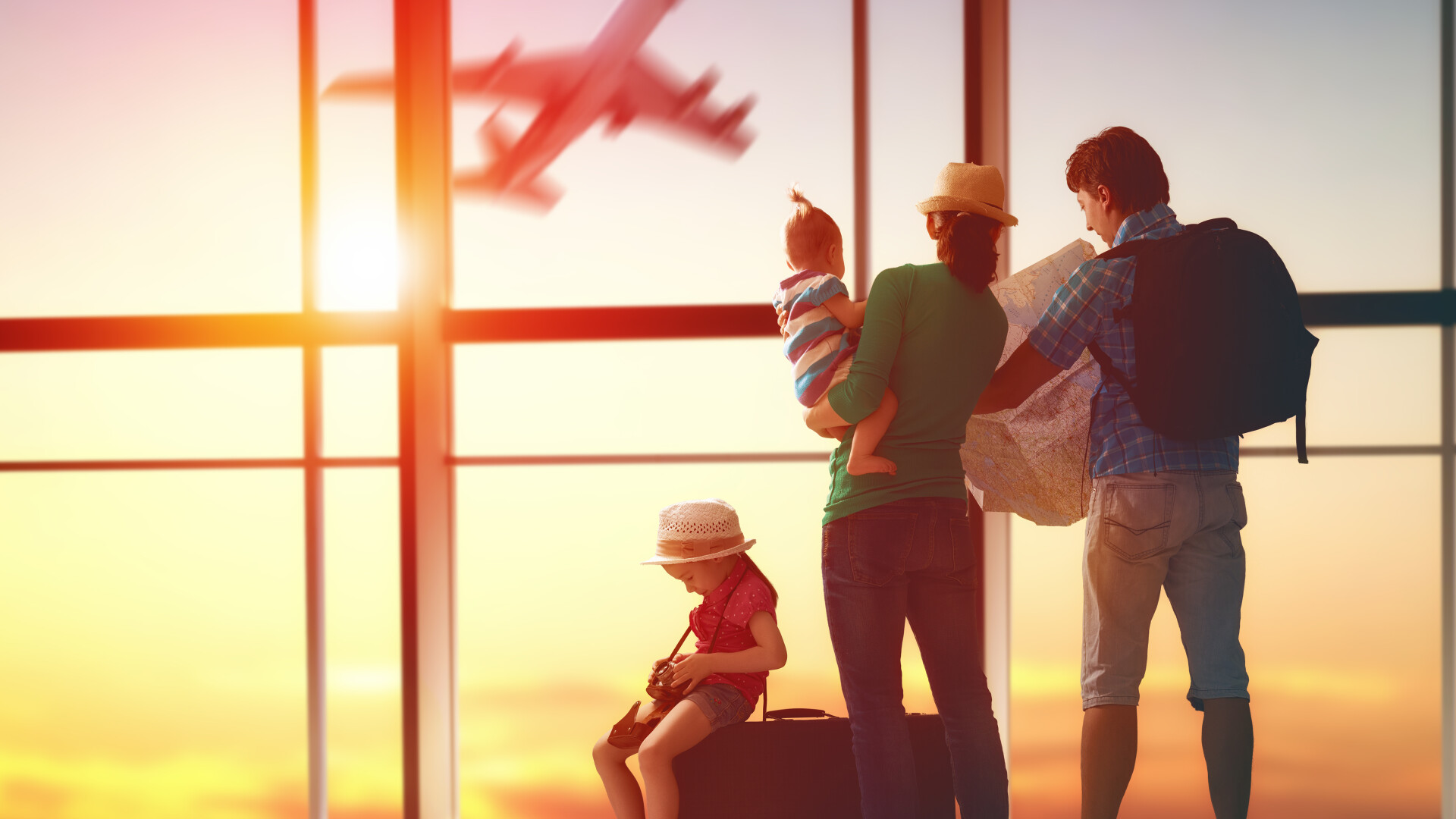 familie de turisti in aeroport calatorie vacanta concediu