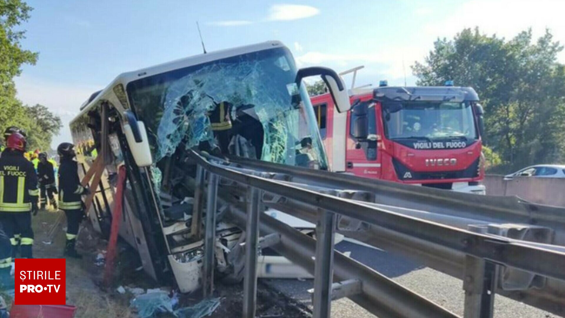 Terribile incidente in Italia. Un morto, 15 feriti dopo che un autobus pieno di turisti si è schiantato contro il parapetto