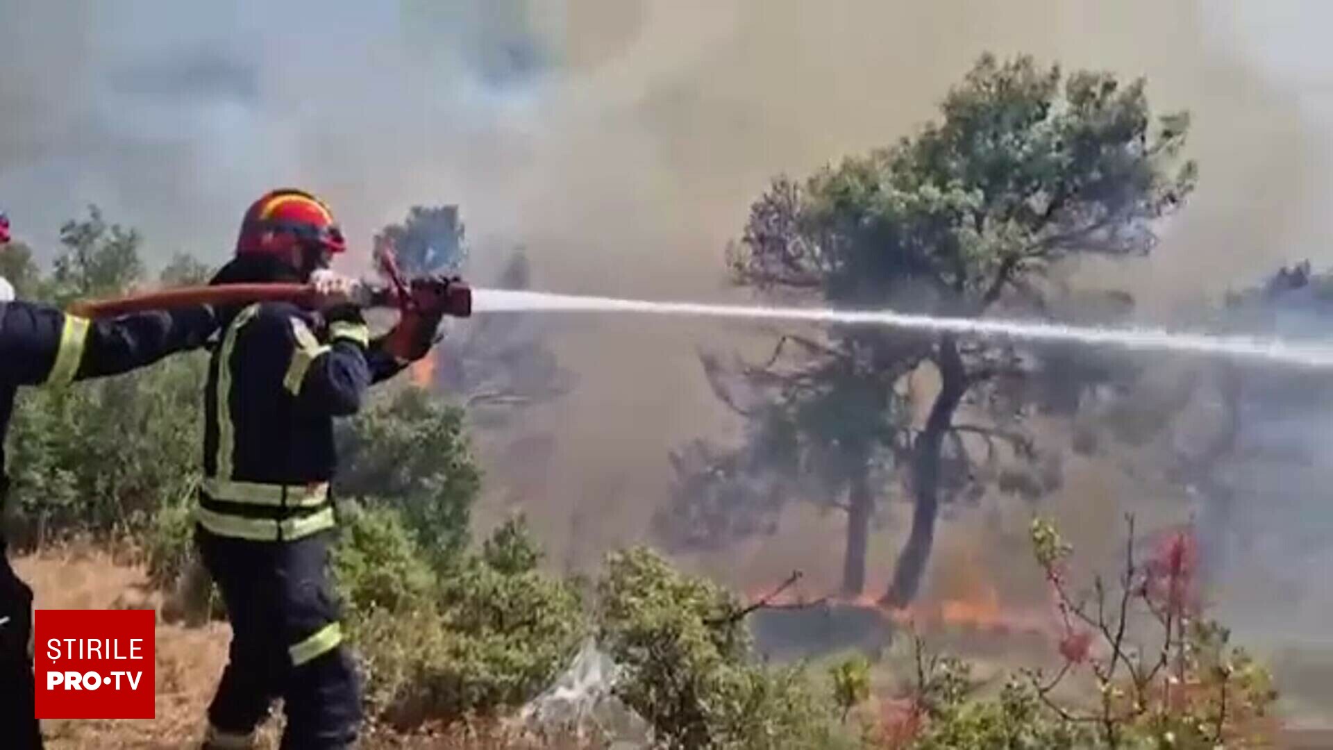 Η φωτιά που απείλησε την Αθήνα έχει σβήσει, αλλά ανά πάσα στιγμή μπορεί να ξαναρχίσει. Οι φλόγες κινούνταν πιο γρήγορα από τα αυτοκίνητα