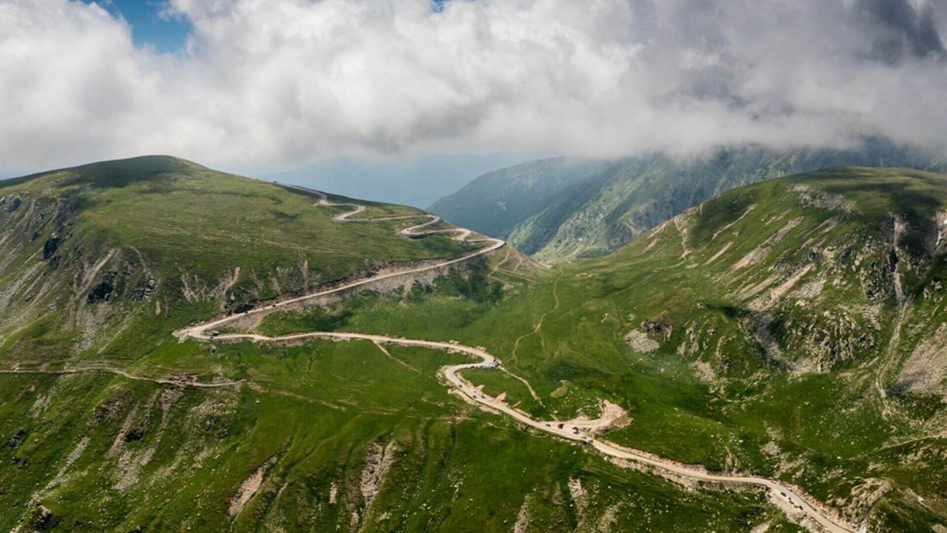 Transfăgărășanul și Transalpina se deschid vineri. Intervalul de ore în care traficul este permis
