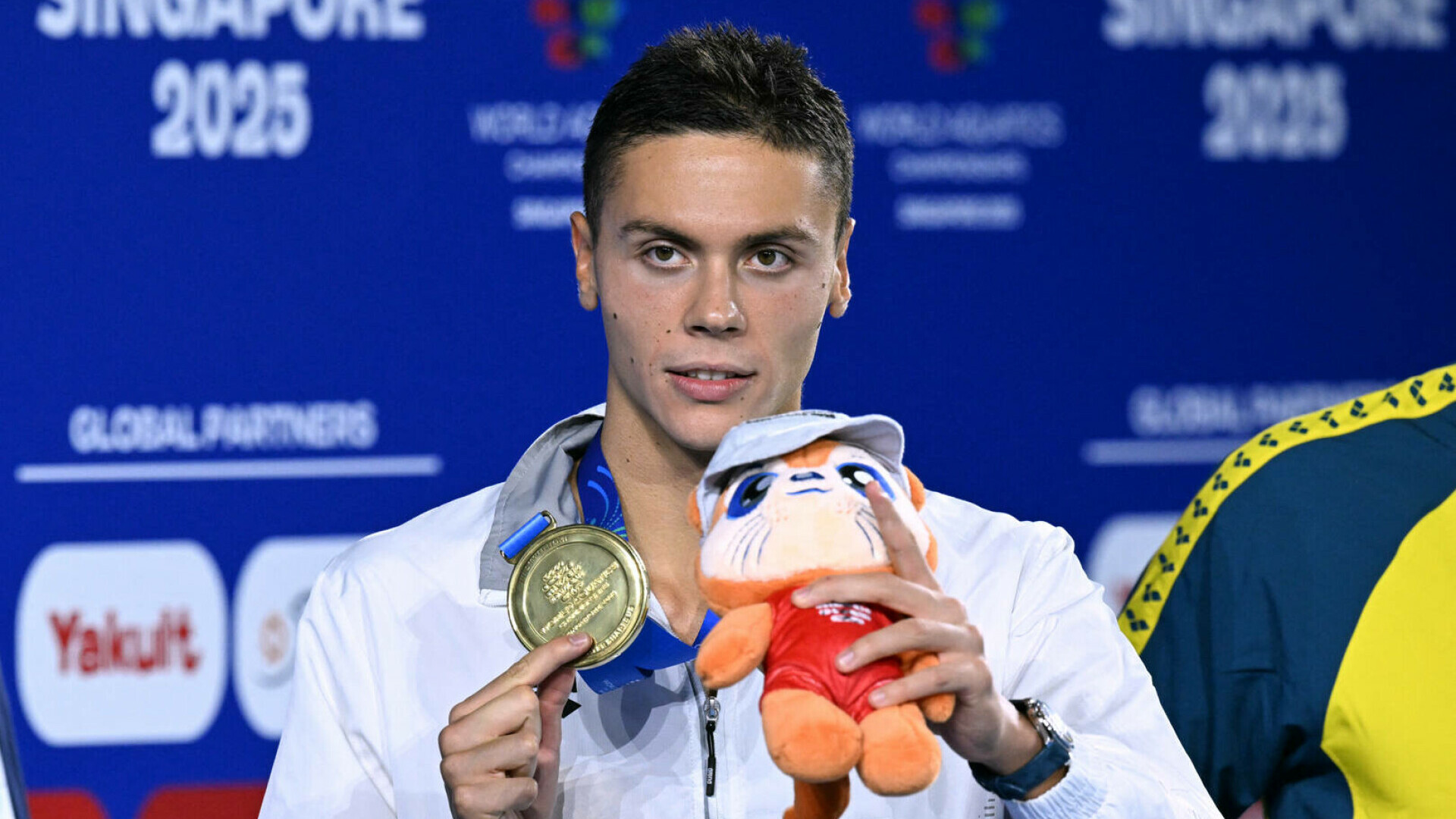 Trofeu special pentru David Popovici din partea echipei Naționale, după cucerirea medaliilor de aur la Campionatul Mondial