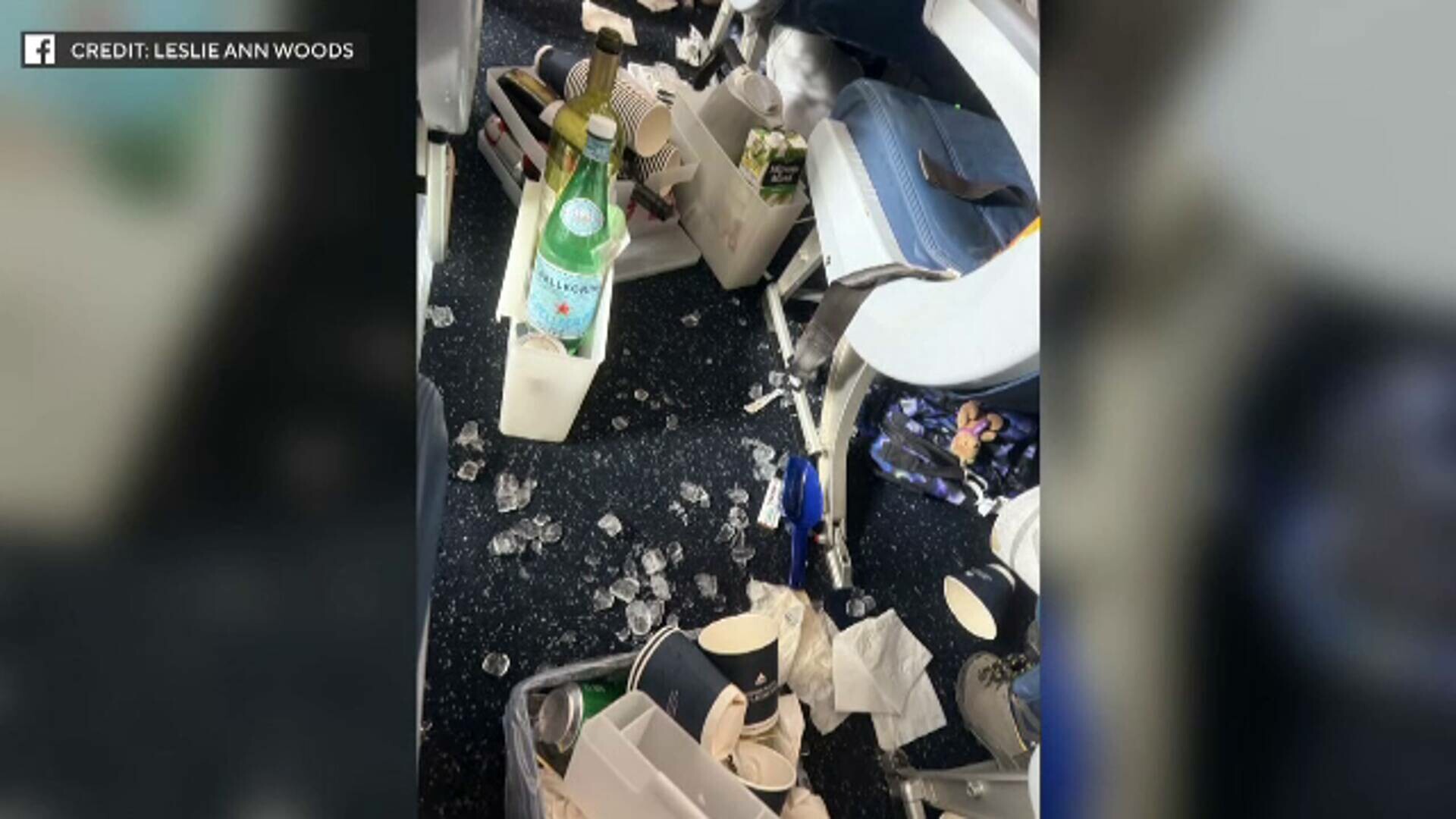 Turbulențe violente în timpul unui zbor peste Atlantic. „O femeie a fost ridicată în tavan. Am fost convinsă că o să mor”