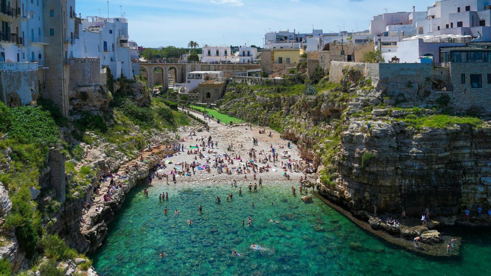 Bari, orașul-port din Puglia ideal pentru vacanțe la malul mării. Cât costă o vacanță, ce să mănâncă și ce să vizitezi