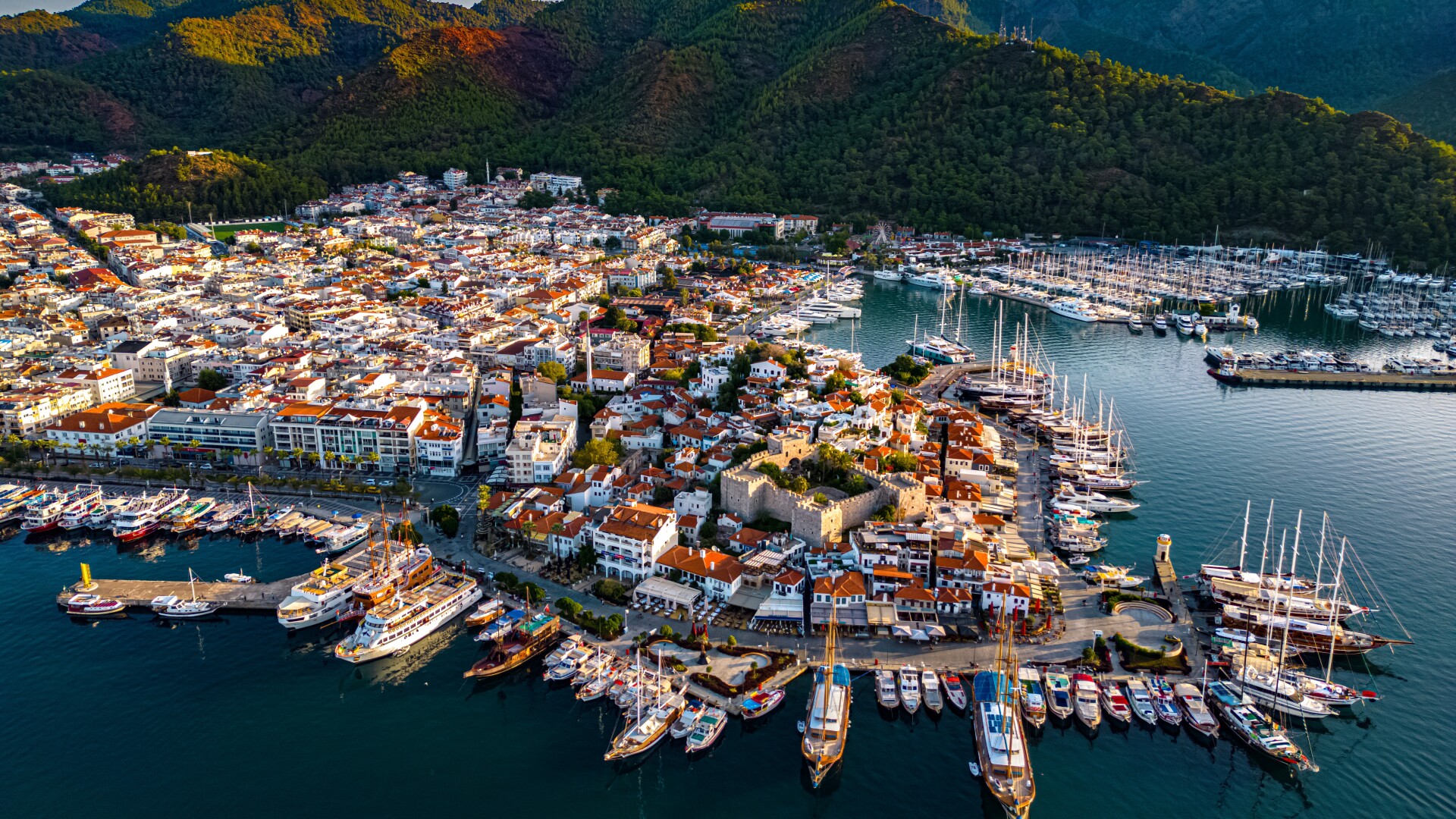 Marmaris, stațiunea vibrantă de la Marea Mediterană. Ghid complet pentru turiști: prețuri, cazări și locuri de vizitat