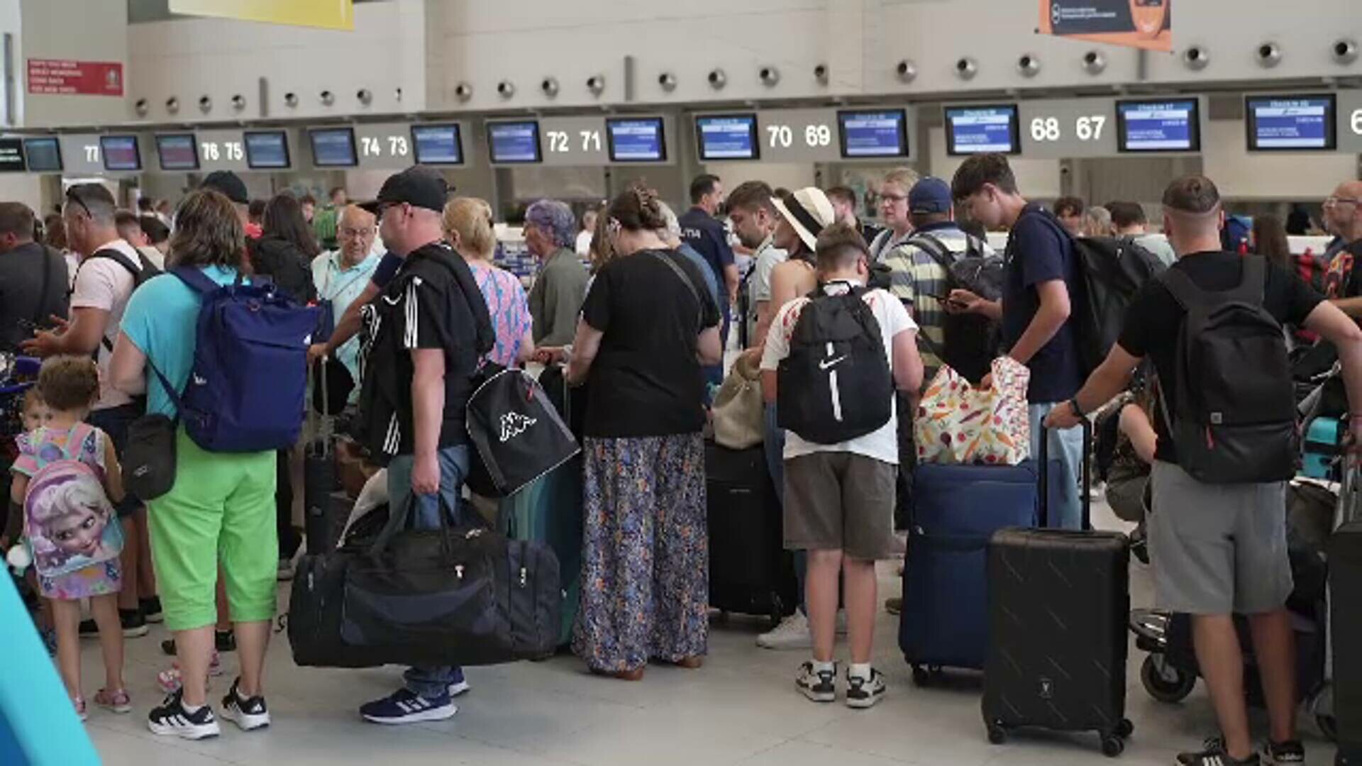 Turiștii cu zboruri anulate ar putea primi banii în 14 zile. Se pregătesc reguli noi pentru despăgubirea pasagerilor