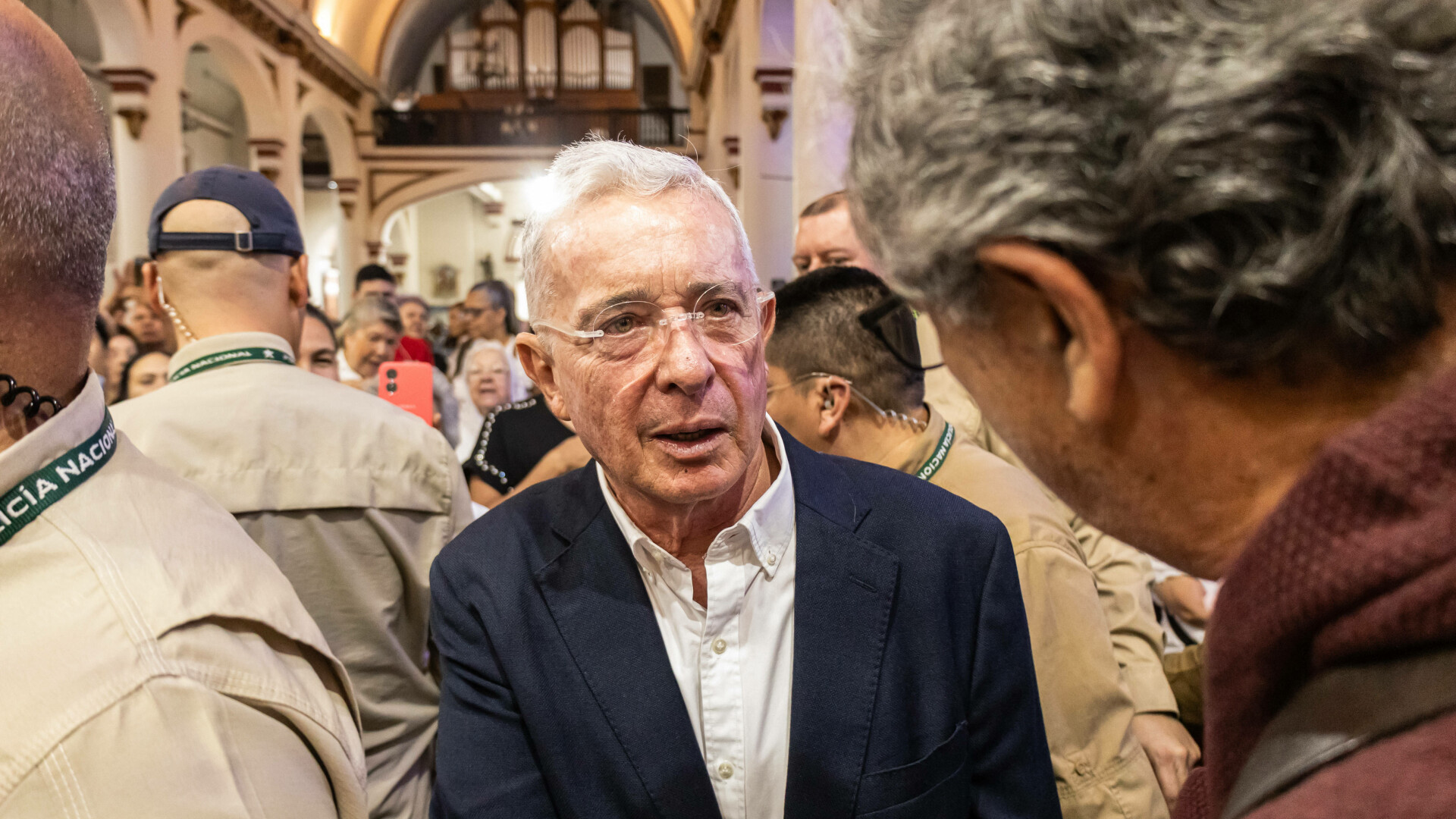 Fostul președinte columbian Alvaro Uribe, condamnat la 12 ani de arest la domiciliu, după o audiere „virtuală”