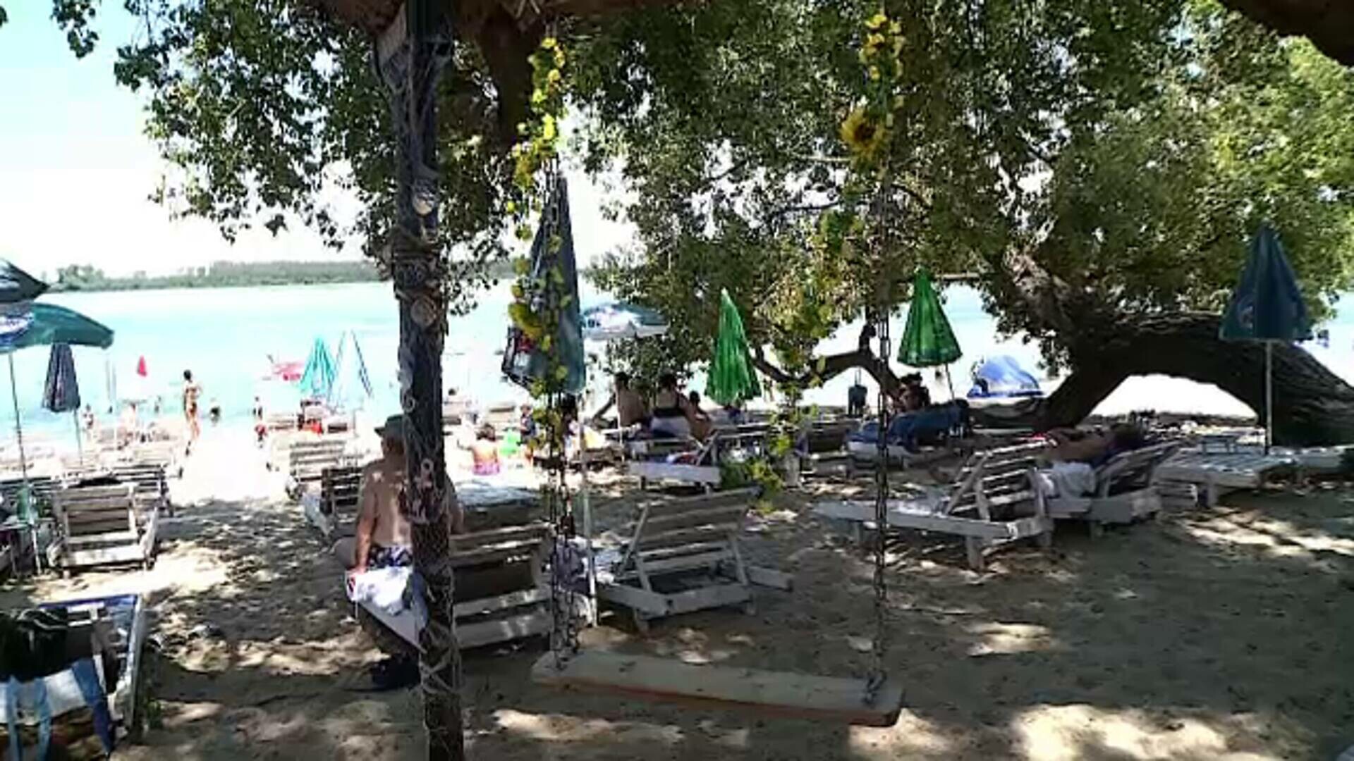 Unde se află litoralul „oltenesc”, care atrage mii de români și turiști străini. Un șezlong costă doar 15 lei pe zi