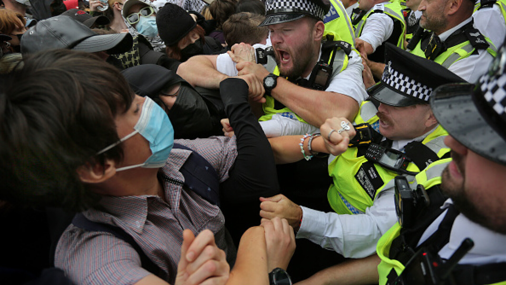 Ciocniri la marșuri anti-imigrație în Londra și Manchester. Poliția britanică a făcut arestări. GALERIE FOTO