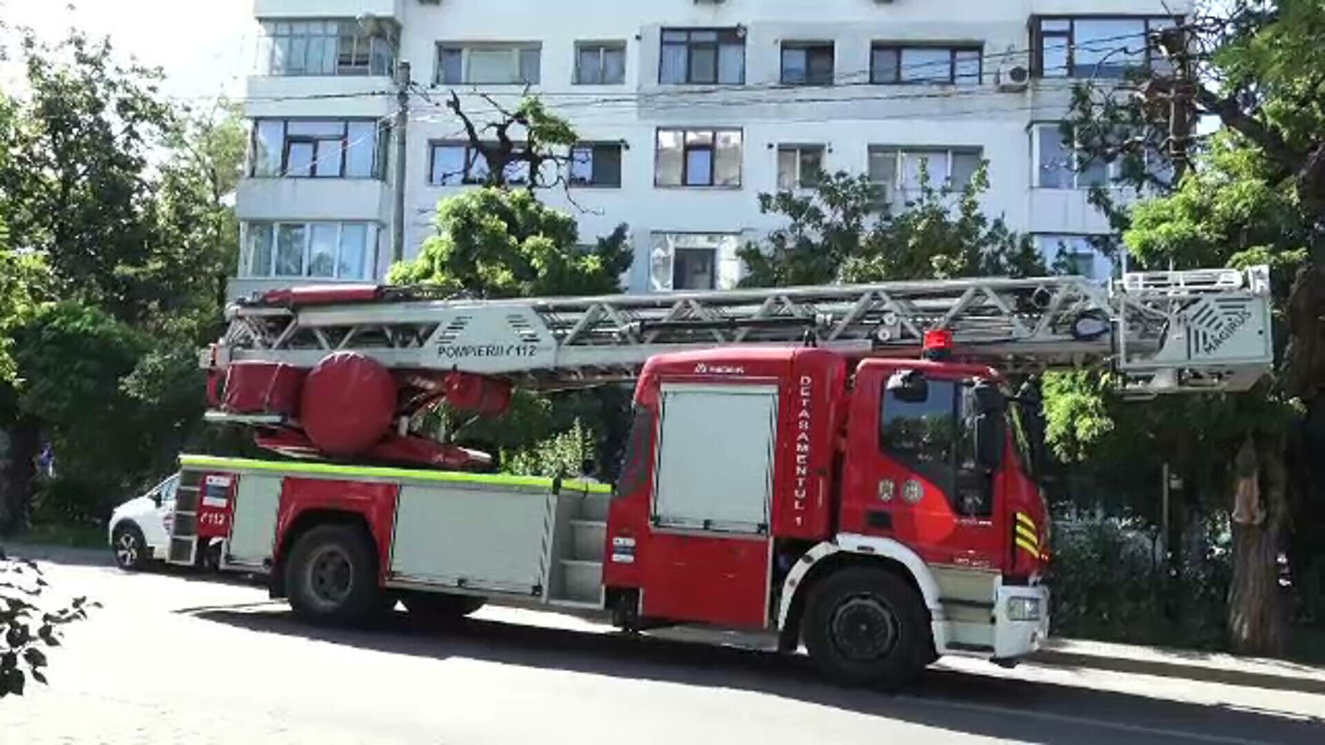 Incendiu într-un bloc din Iași. O femeie s-a intoxicat cu fum, iar 24 de persoane au fost evacuate