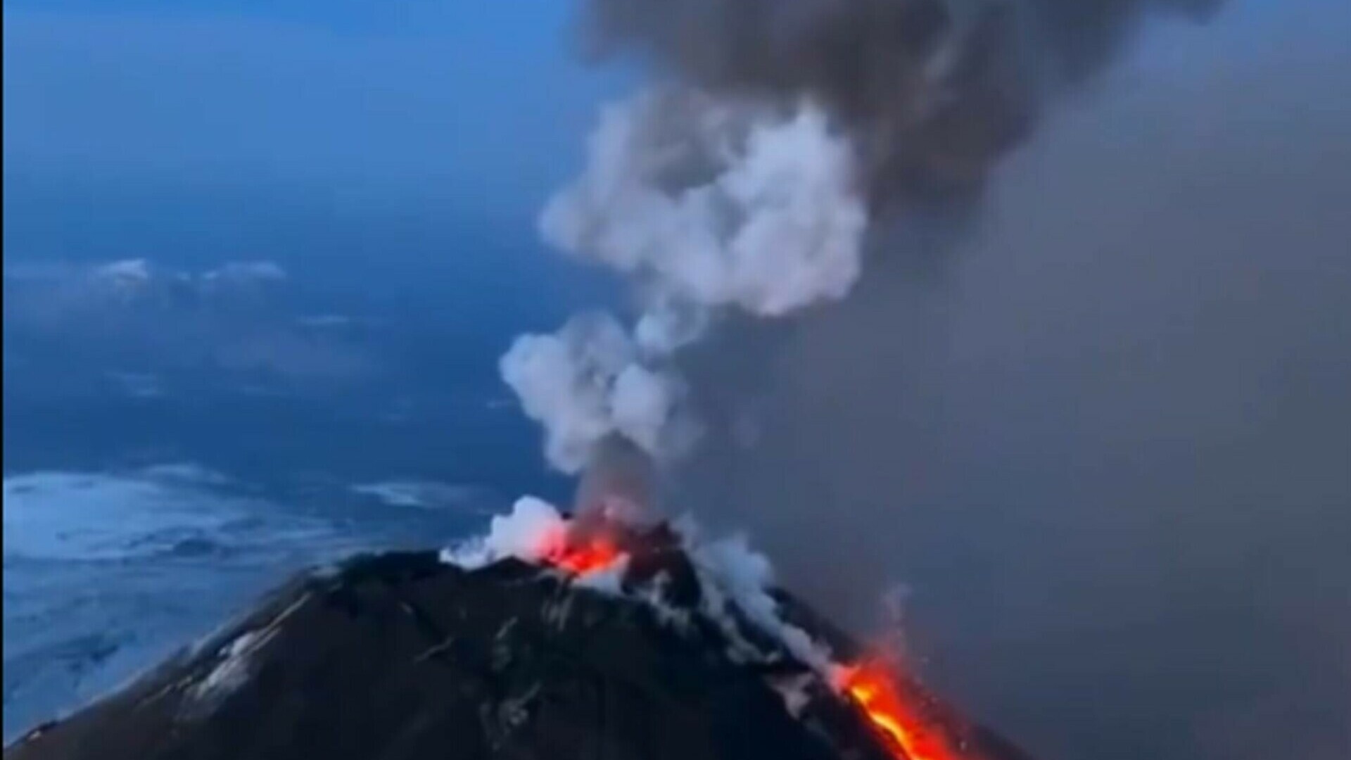 Vulcanul Kraşeninnikov a erupt după 450 de ani de linişte. E urmarea mega-cutremurului din Kamceatka. S-a format dom de lavă