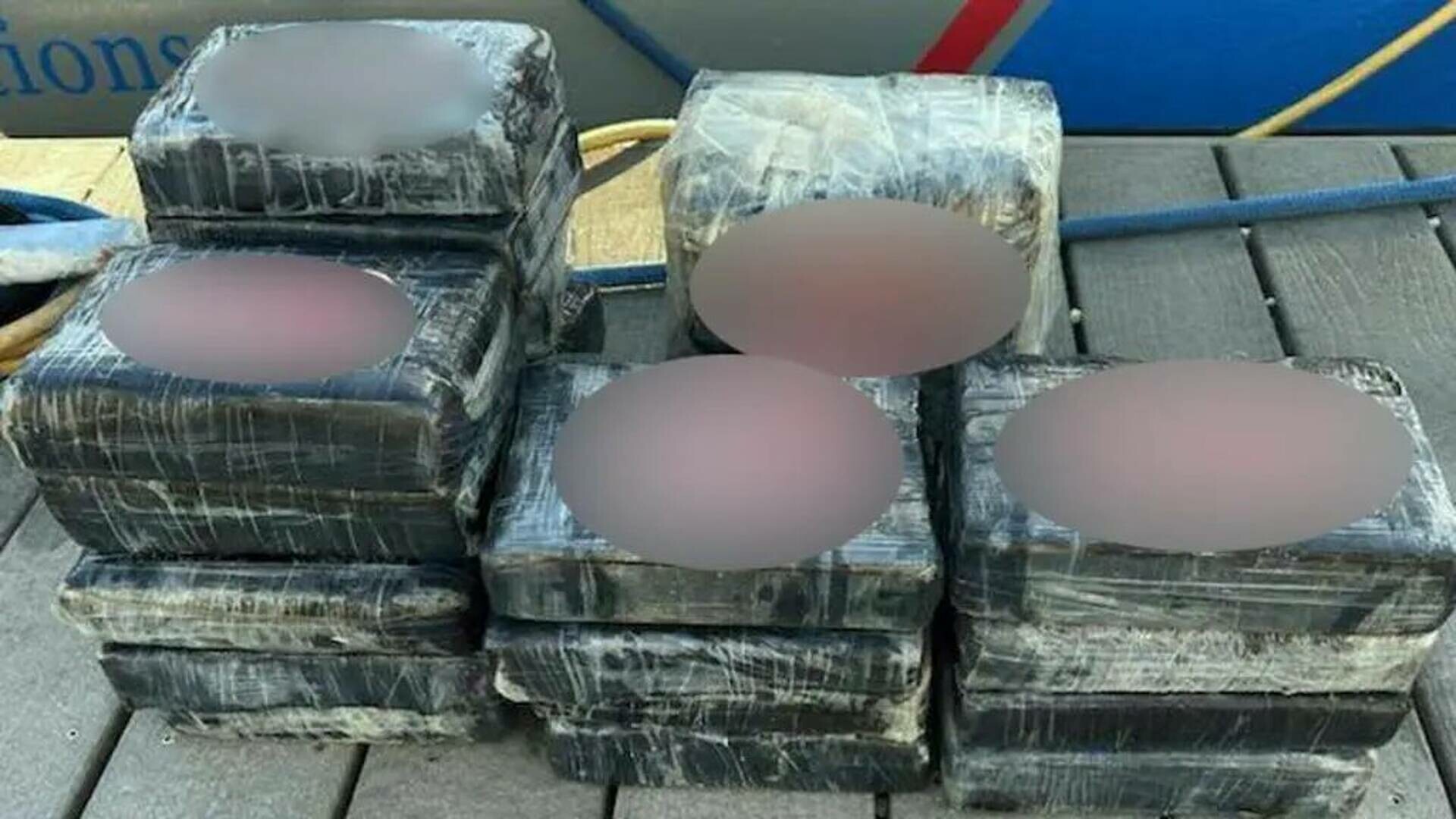 Reacția unui marinar amator care a găsit zeci de „cărămizi” de cocaină plutind pe mare