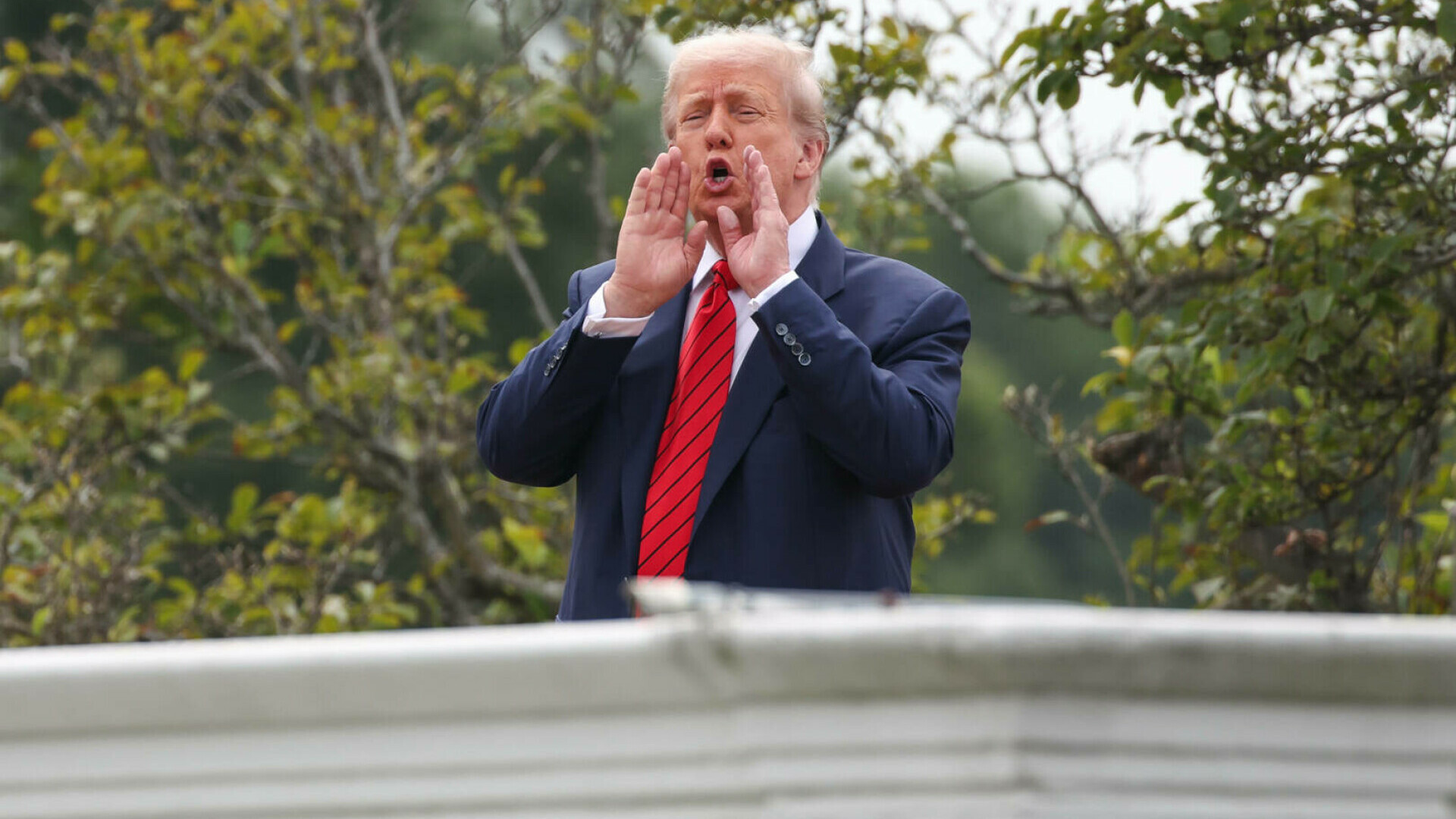 Trump vrea excluderea imigranţilor fără acte din recensământ şi redesenarea hărţii electorale înainte de alegerile din 2026