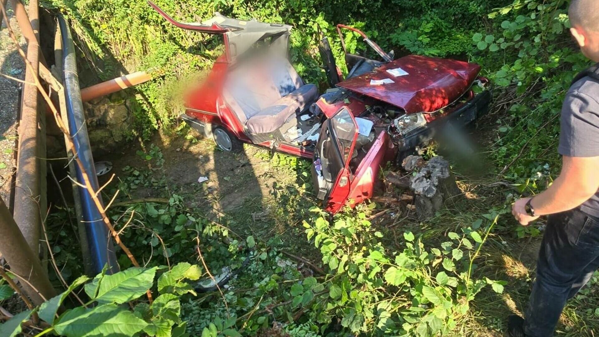 O femeie de 78 de ani a murit după ce maşina pe care o conducea a căzut într-o râpă, în Prahova. Trei pasagere au fost rănite