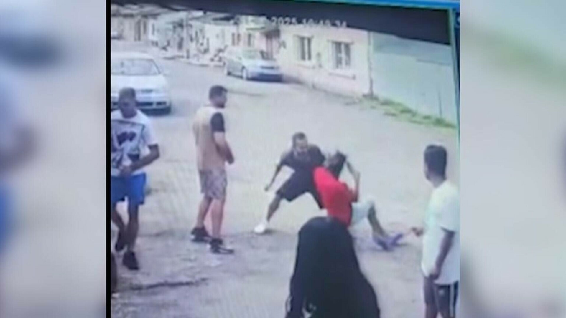 Un recidivist, arestat preventiv după ce a bătut cu bestialitate un bărbat pe stradă, sub ochii trecătorilor. VIDEO
