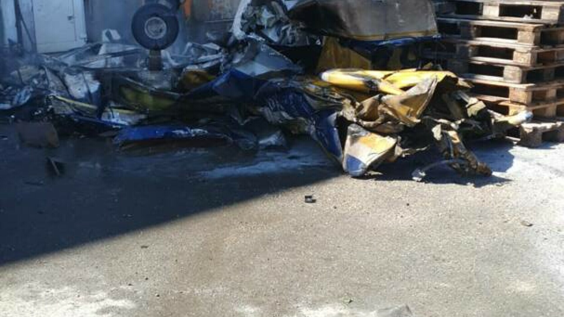 Un avion de mici dimensiuni s-a prăbuşit în curtea Astra Vagoane Arad. Două persoane au murit
