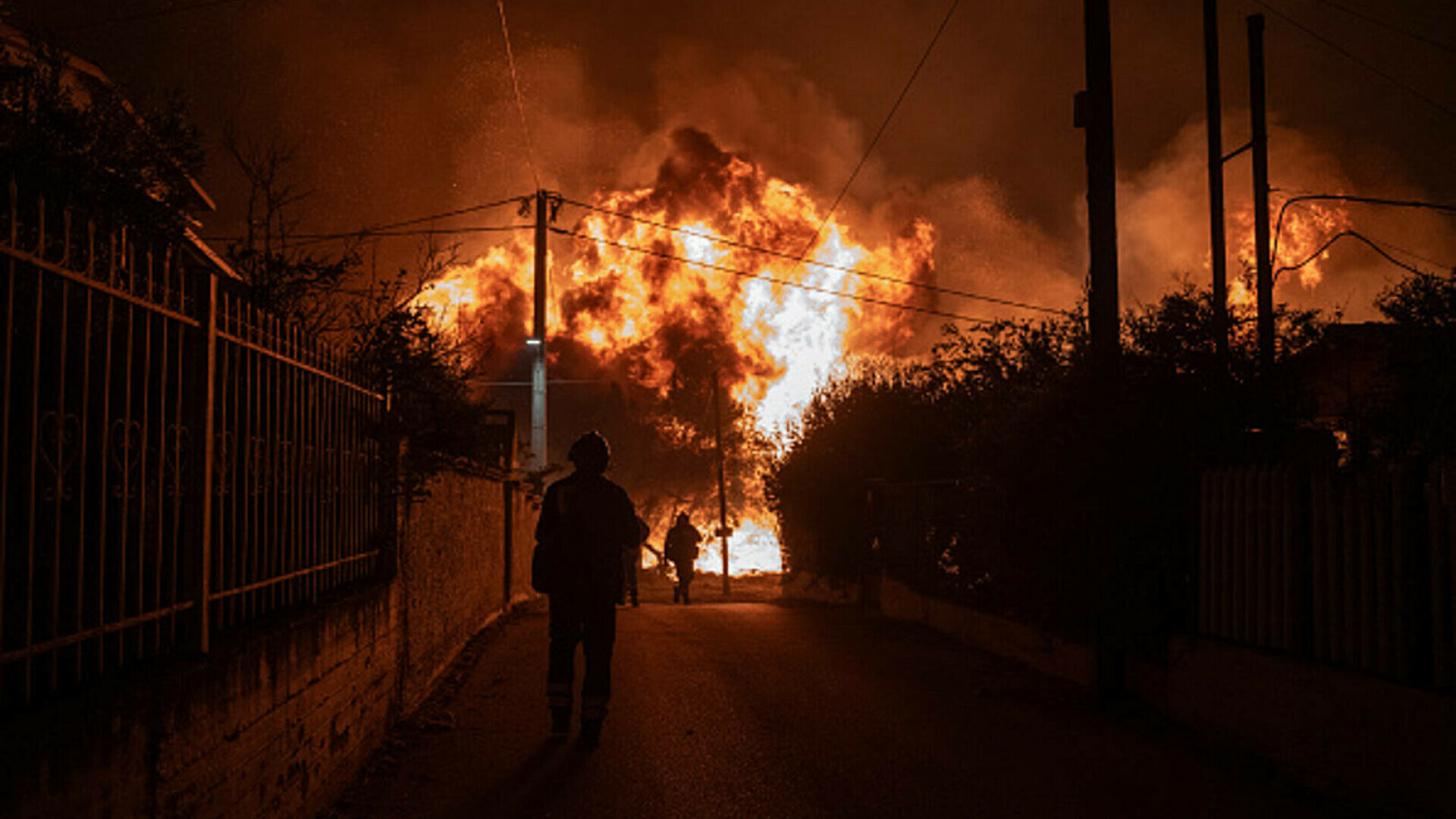Mai multe incendii au izbucnit în zone turistice populare din Grecia, foarte căutate și de români