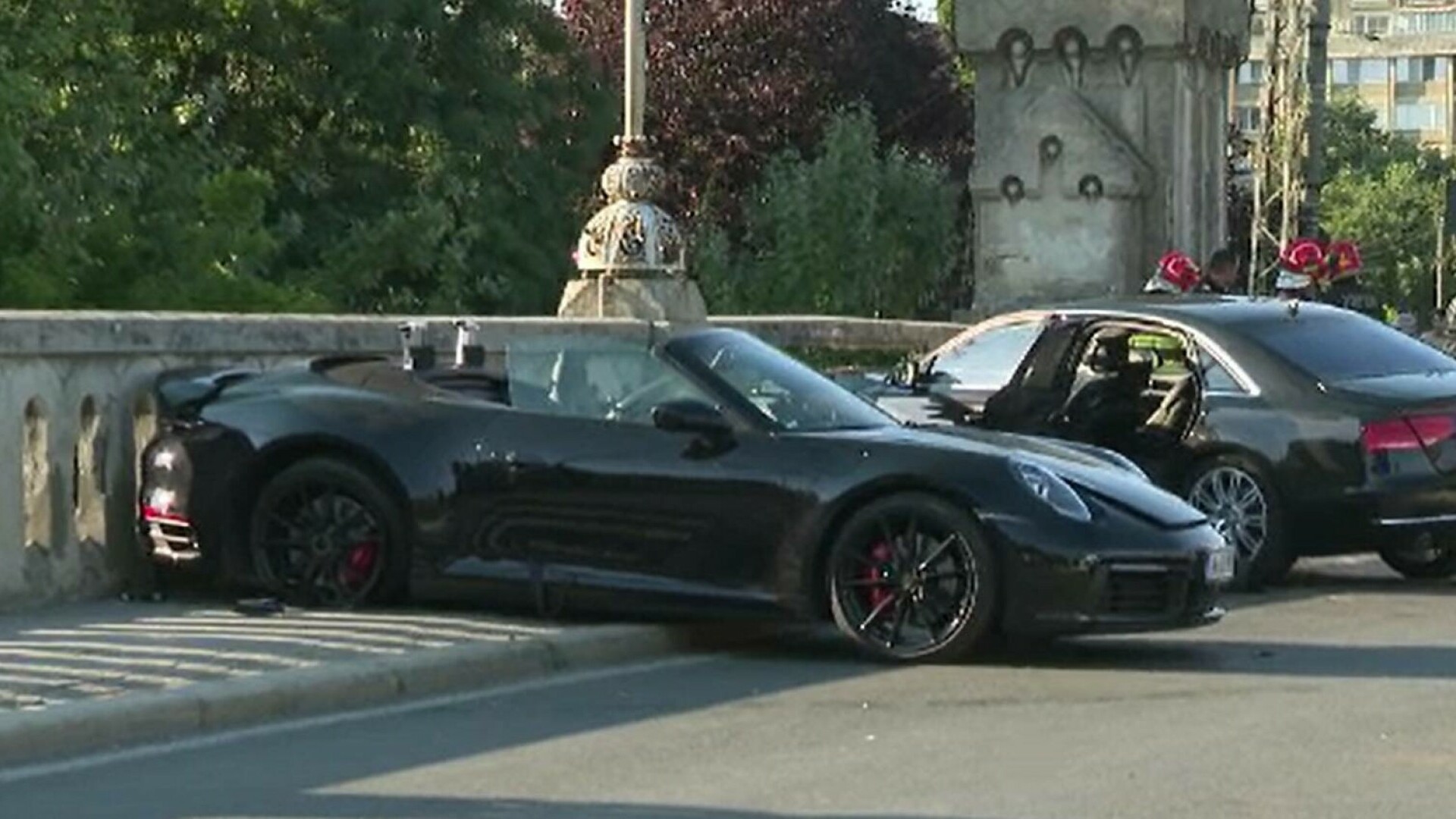 Răfuială în trafic la Timișoara. Două mașini s-ar fi ciocnit intenționat, iar polițiștii au găsit săbii într-una dintre ele
