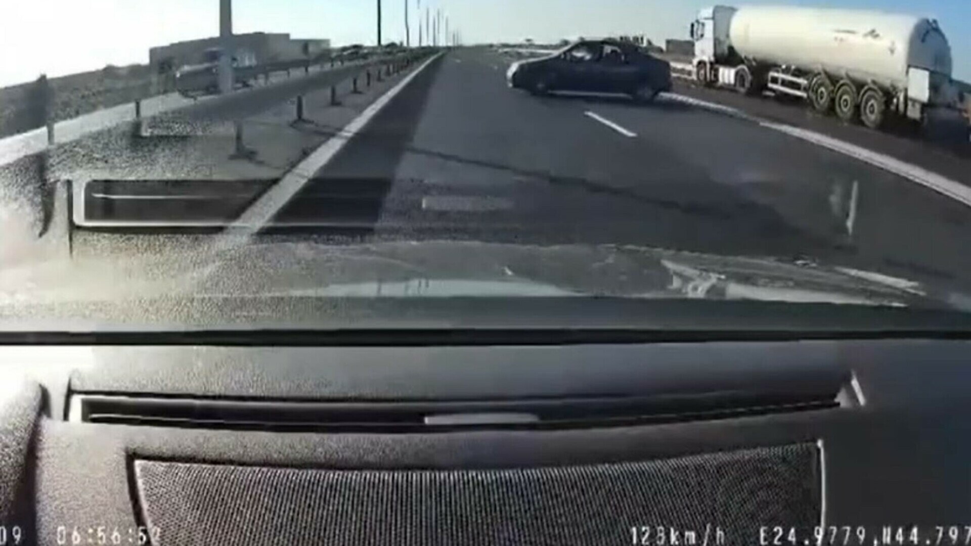 Manevră sinucigașă pe A1. Șofer de 64 de ani, lovit în plin după ce a întors brusc pe autostradă