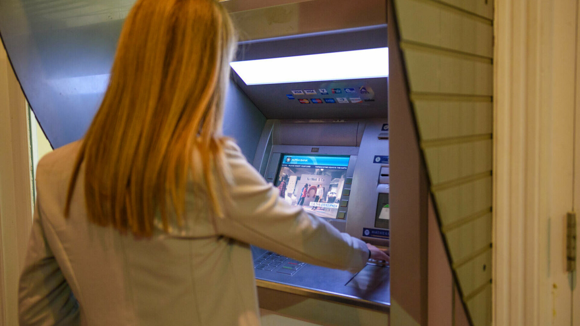 Băncile din Grecia nu vor mai percepe comisioane la retragerile numerar de la ATM-uri. Ce alte măsuri au mai fost luate