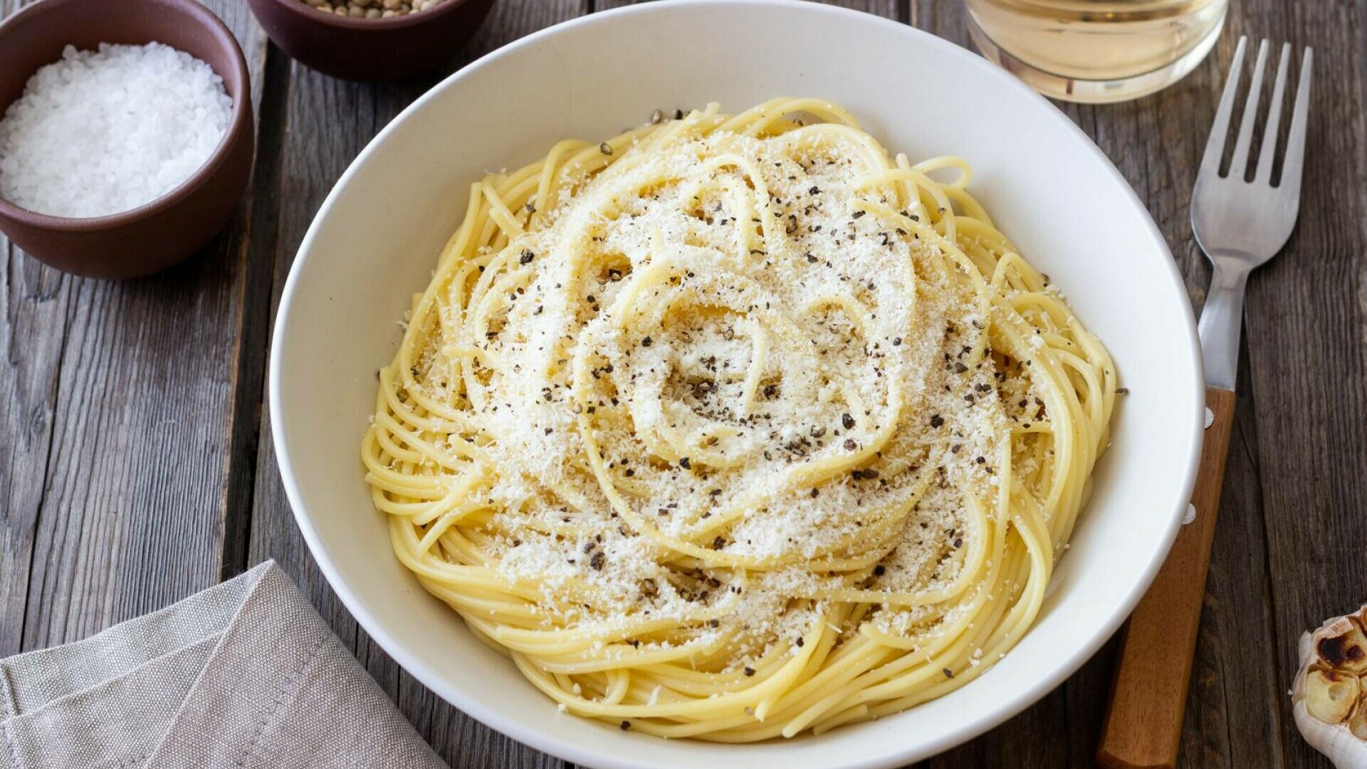 Un scandal culinar a izbucnit în Roma. Un site britanic a adăugat alte ingrediente într-o rețetă de paste veche de secole