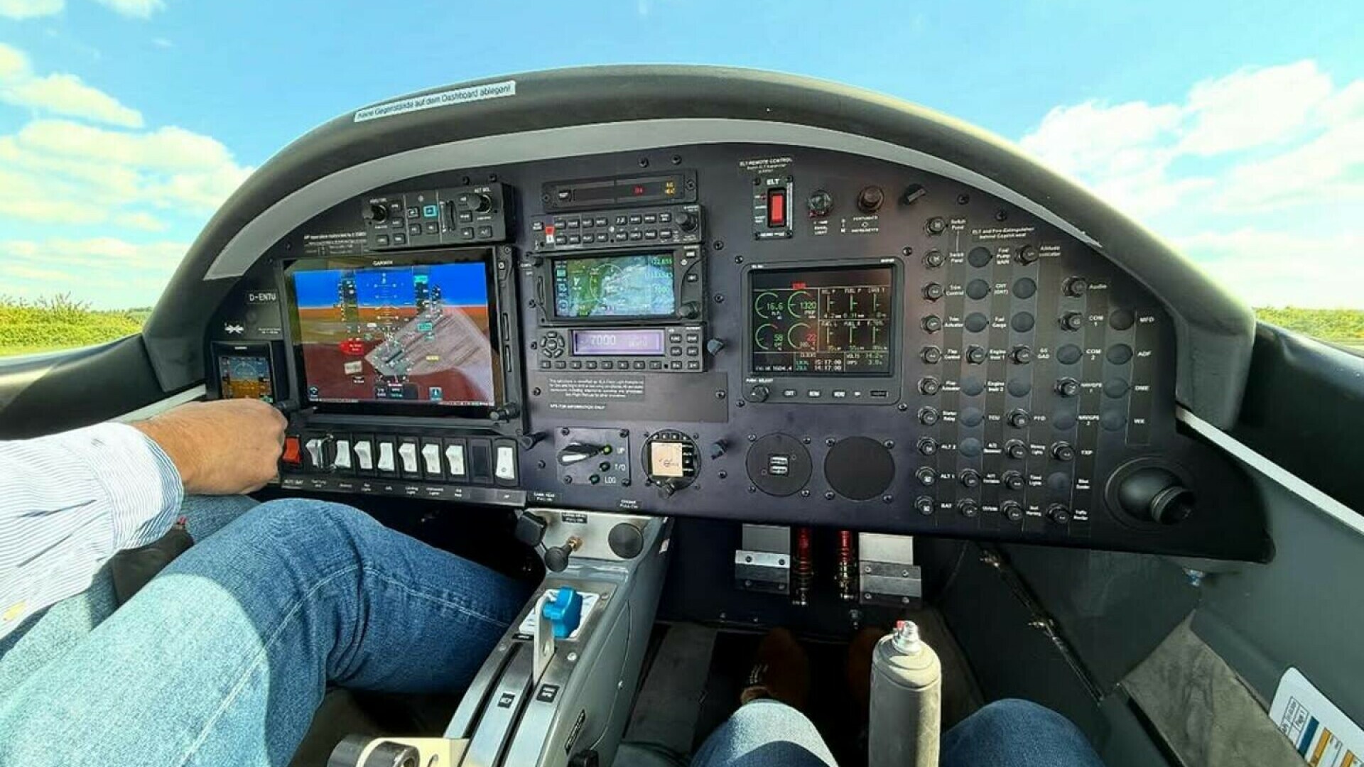 Un telefon a supraviețuit unei căderi de peste 800 de metri dintr-un avion. Cum a reușit proprietara să-l găsească intact