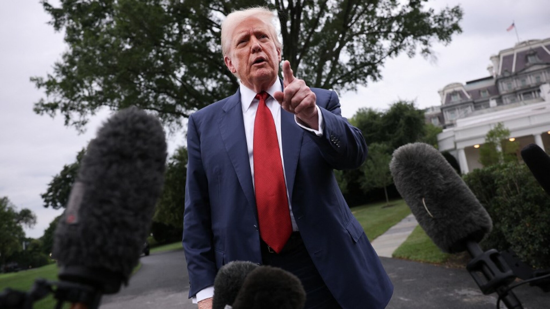 Trump l-a atacat pe Zelenski înaintea întâlnirii cu Putin și l-a avertizat: „Vor avea loc niște schimburi de teritorii”