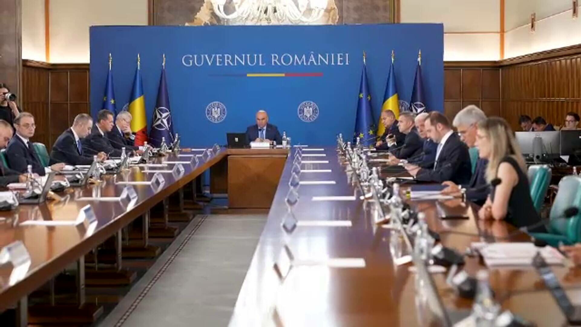 Guvernul va bloca transferurile între instituțiile statului și va suspenda concursurile. Reguli noi pentru pensii și salarii