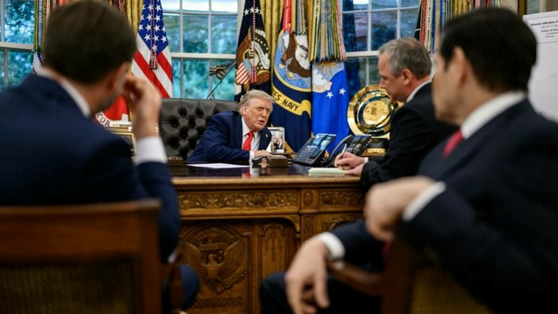 Casa Albă a postat o fotografie cu preşedintele Donald Trump vorbind pe difuzor cu preşedintele rus Vladimir Putin