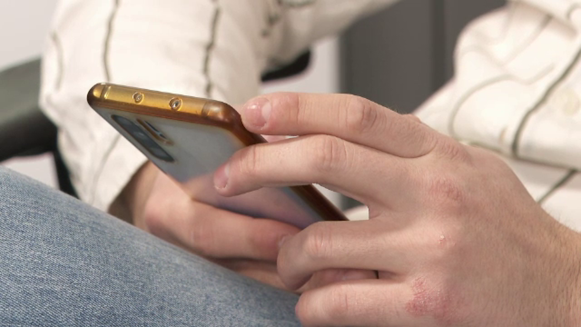 Majoritatea germanilor nu se despart de smartphone nici la toaletă. Tinerii sunt cei mai dependenți de telefoanele mobile