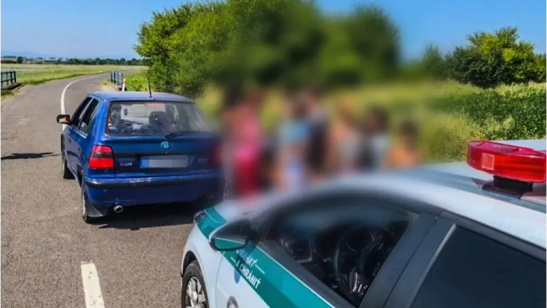 Un șofer fără permis ducea 17 oameni într-o mică Skoda Felicia din Slovacia. Ce a urmat