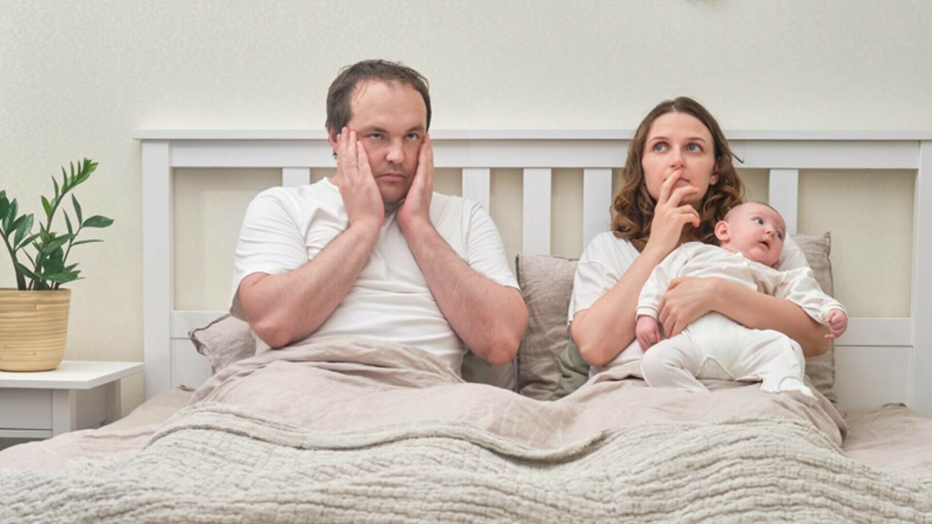 mama tata si bebelus in pat