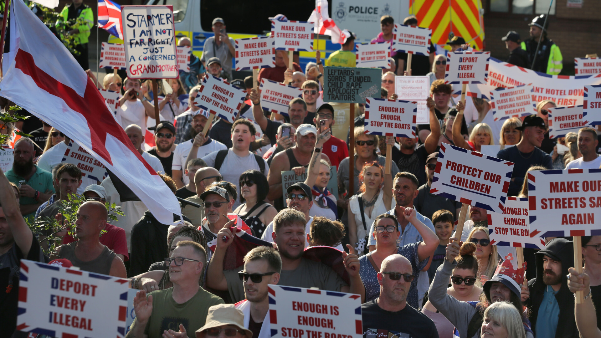 proteste impotriva imigrantilor marea britanie