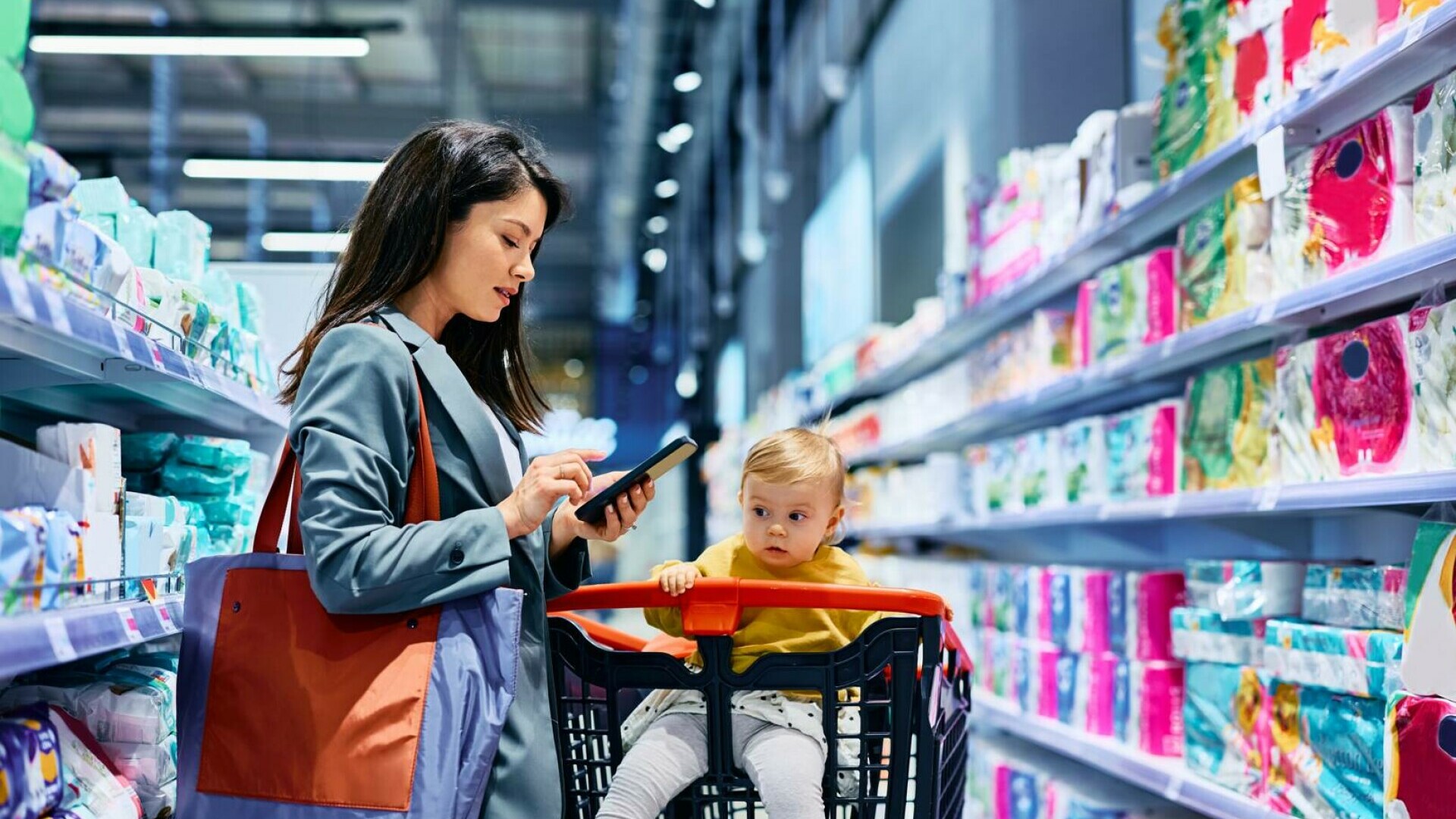 femeie copil supermarket