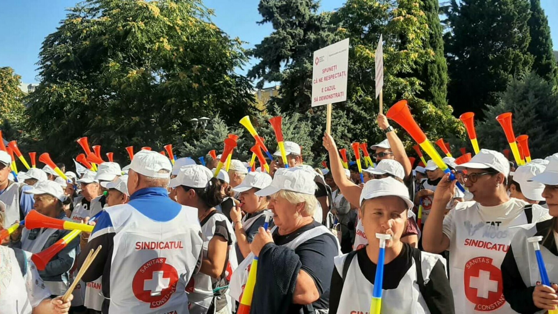 Peste 20.000 de sindicaliști protestează miercuri în fața Guvernului. Cer creșterea salariului minim și oprirea austerității